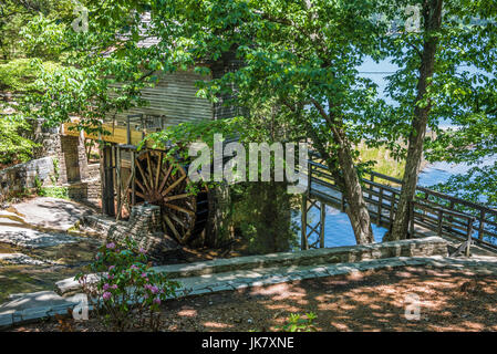 Die Grist Mill und Wasserrad im Stone Mountain Park in Atlanta, Georgia. (USA) Stockfoto