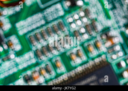 Aus Focus Bild der Komponenten auf eine grüne Leiterplatte (pcb). Stockfoto