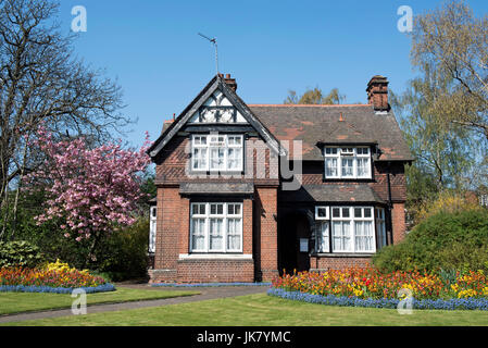 Lodge, Clissold Park mit Blumenbeet vor, Stoke Newington, London Borough of Hackney, England Großbritannien UK Stockfoto