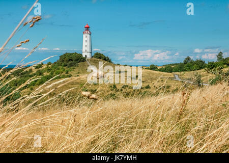 Der alte Leuchtturm Dornbusch auf sonnigen Sommertag. Hiddensee, Ostsee. Stockfoto