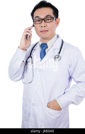 Asiatische chinesische männlichen Arzt Telefonieren in isolierten weißen Hintergrund Stockfoto