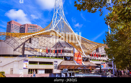 Arts Centre Melbourne, früher als Victorian Arts Centre. Es ist ein Zentrum für darstellende Kunst bestehend aus einem Komplex von Theatern und Konzerthallen. Stockfoto