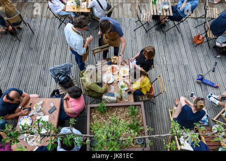 Paris, 5. Juni 2017: Menschen dem Mittagessen in einem Restaurant mit Terrasse, entspannende und freundliche Augenblick, Stil des Lebens. Stockfoto