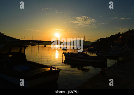 Sonnenuntergang am Horizont in Montenegro Stockfoto