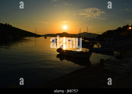 Sonnenuntergang am Horizont in Montenegro Stockfoto