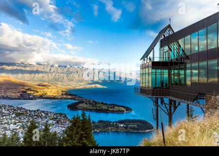 Blick über Queenstown, Lake Wakatipu und The Remarkables aus der Skyline-Ferienanlage in Neuseeland Stockfoto