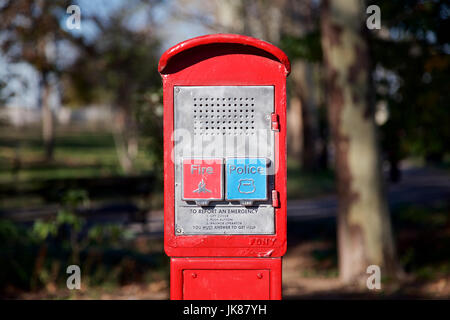 Notdienst anrufen Gerät in einem Park in New York, NY, USA. Stockfoto