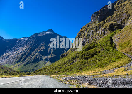 Malerische Berglandschaft rund um Milford Road auf dem Weg zum Milford Sound, Fiordland, Südinsel, Neuseeland Stockfoto