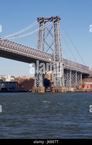 Unter die Williamsburg Bridge in Manhattan, New York, NY, USA im Jahr 2013. Stockfoto