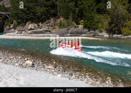 Touristen auf dem Shotover Jet in der Shotover River Canyon in Queenstown, Neuseeland Stockfoto