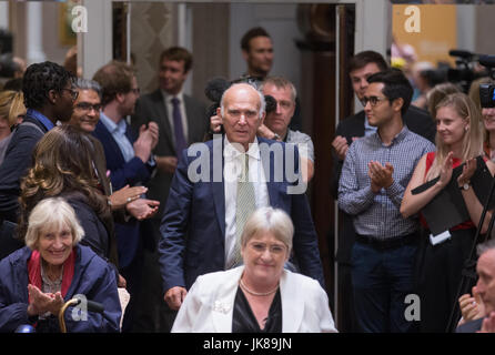 Vince Cable applaudiert wie kommt er an ein zentrales Hotel in London, als der neue Führer der Liberalen Partei bekannt gegeben Stockfoto