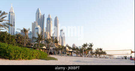 Dubai Marina hohen Wolkenkratzern in einem hellen, warmen Abend Stockfoto