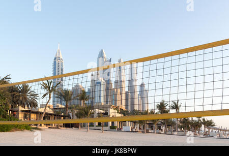 Dubai Marina hohen Wolkenkratzern in einem hellen, warmen Abend Stockfoto