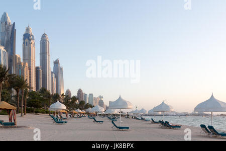 Dubai Marina hohen Wolkenkratzern in einem hellen, warmen Abend Stockfoto