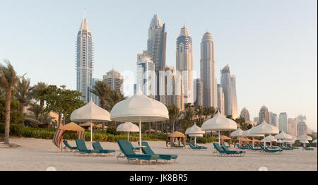 Dubai Marina hohen Wolkenkratzern in einem hellen, warmen Abend Stockfoto