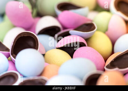 Vibrant und bunt gemischte Schokolade Ostern Eiern in einem Straßenmarkt Stockfoto