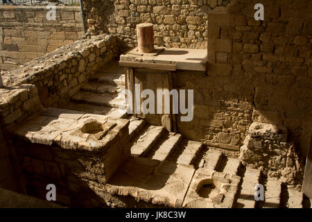 Der Palast von Knossos wurde das zeremonielle und politische Zentrum der minoischen Zivilisation und Kultur. Hier sind Treppen ausgegraben worden. Stockfoto