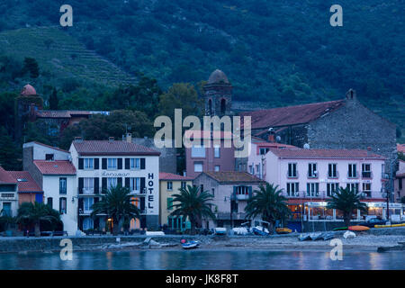 Frankreich, Languedoc-Roussillon, Pyrenäen-Orientales Abteilung, Vermillion Küstenlandschaften, Collioure, Stadt am Wasser, Sonnenuntergang Stockfoto