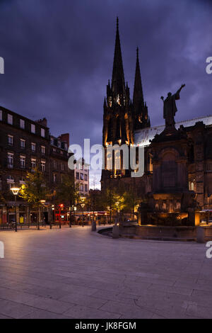 Frankreich, Region Puy-de-Dome-Abteilung, Auvergne, Clermont-Ferrand, Place De La Victoire, Cathedrale Notre-Dame, Abend Stockfoto