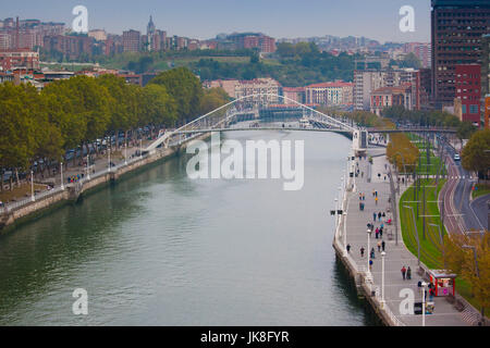 Spanien, Land Baskenland, Provinz Vizcaya Bilbao, erhöhten Blick auf den Fluss Rio de Bilbao und der Zubizuri Brücke Stararchitekten Santiago Calatrava Stockfoto