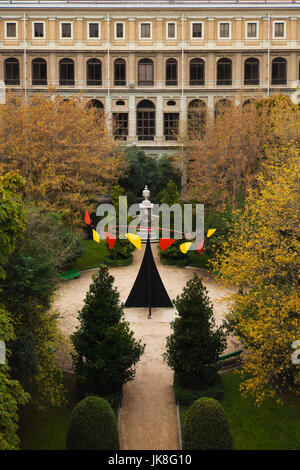 Spanien, Madrid, Atocha Bereich, Centro de Arte Reina Sofia Museum, erhöhten Blick auf den Innenhof mit Mobile von Alexander Calder Stockfoto