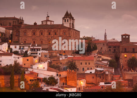 Spanien, Extremadura Region Cáceres Provinz, Caceres, monumentale Ciudad, Altstadt, Blick auf die erhöhten Stadt, Sonnenuntergang Stockfoto