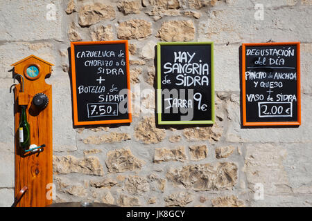 Spanien, Region Kantabrien Cantabria Provinz, Santillana del Mar, Speisekarten Stockfoto