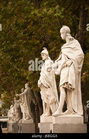 Spanien, Madrid, Centro Region, Plaza de Oriente, Statuen der spanischen Könige durch den Palacio Real, der Königspalast Stockfoto