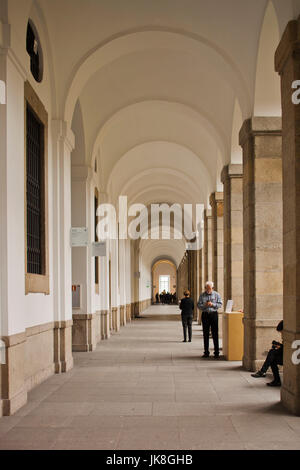 Spanien, Madrid, Atocha Bereich, Centro de Arte Reina Sofia Museum, Ecourtyard Bögen Stockfoto