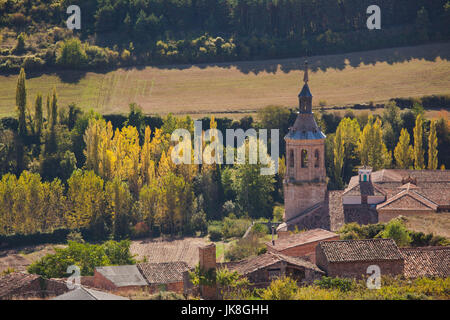 Spanien, Region La Rioja, La Rioja Provinz, San Millan de Cogolla, erhöhten Blick auf das Kloster Monasterio de Yuso Stockfoto