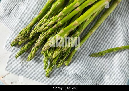 Rohe organische Grünspargel Spears REady to Cook Stockfoto