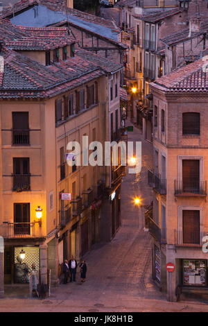 Spanien, Region Castilla y León, Segovia Provinz Segovia, Blick auf die Stadt über Plaza Azoguejo, dawn Stockfoto