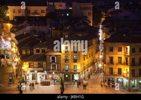 Spanien, Region Castilla y León, Segovia Provinz Segovia, Blick auf die Stadt über Plaza Azoguejo, Abend Stockfoto