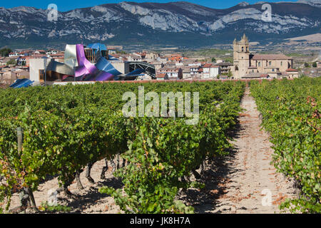 Spanien, Land Baskenland, La Rioja-Gebiet, Provinz Alava, Elciego, Blick auf die erhöhten Stadt und Hotel Marques de Riscal, entworfen von Architekt Frank Gehry Stockfoto