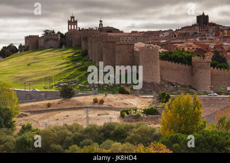 Spanien, Region Castilla y León, Provinz Avila, Avila, Las Murallas, Stadtmauern, von Los Cuatro Postes, morgen Stockfoto