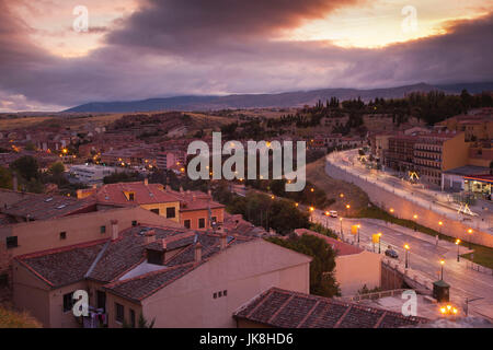 Spanien, Region Castilla y León, Segovia Provinz Segovia, Blick auf die Stadt über Plaza de Artilleria, dawn Stockfoto