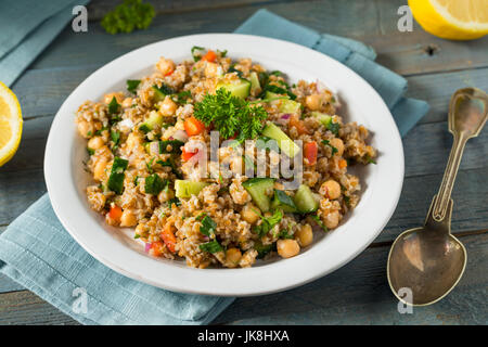 Hausgemachte Bulgar Weizen-Salat mit Gurke Petersilie und Pfeffer Stockfoto