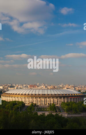 Russland, Oblast Moskau, Moskau, Sparrow Hills-Bereich, erhöhte Stadtansicht mit Luzhniki-Stadion, am späten Nachmittag Stockfoto