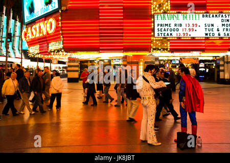 USA, Nevada, Las Vegas, Innenstadt, Fremont Street Experience, Elvis Presley und Superman, NR Stockfoto