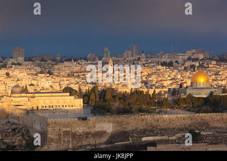 Israel, Jerusalem, erhöhte Stadtansicht mit Tempelberg und Felsendom vom Ölberg, Morgendämmerung Stockfoto