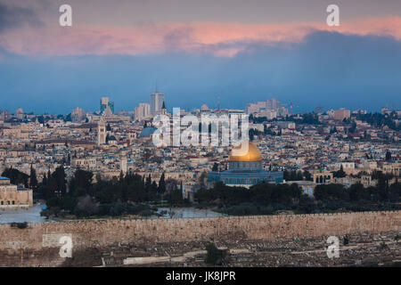 Israel, Jerusalem, erhöhte Stadtansicht mit Tempelberg und Felsendom vom Ölberg, Morgendämmerung Stockfoto