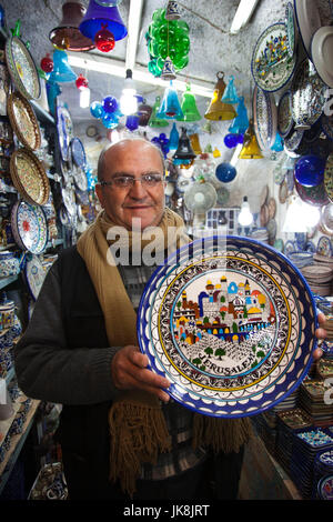 Israel, Jerusalem, Altstadt, Souvenir-Shop-Betreiber, R, MR ISL 11 002 Stockfoto