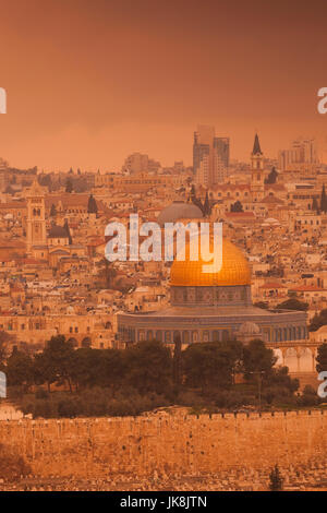 Israel, Jerusalem, erhöhte Stadtansicht mit Tempelberg und Felsendom vom Ölberg, Dämmerung Stockfoto