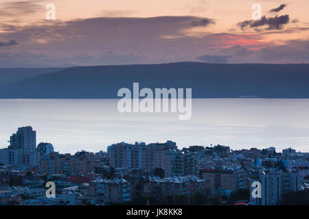 Israel, das Galiläa, Tiberias, erhöhten Blick auf die Stadt und der See von Galiläa-See Tiberias, Morgendämmerung Stockfoto