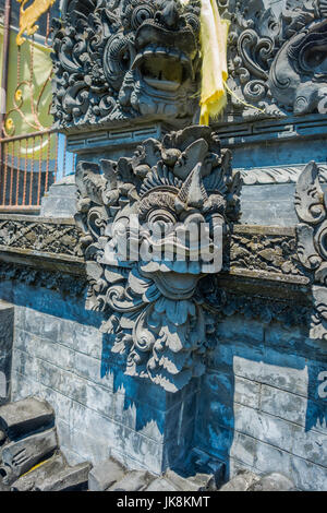 BALI, Indonesien - 11. März 2017: Nahaufnahme einer versteinerten Struktur in Uluwatu Tempel in Bali Island, Indonesien. Stockfoto