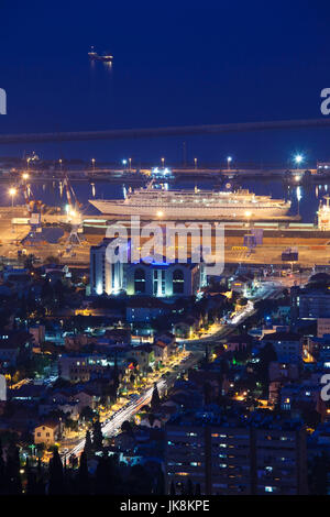 Israel, North Coast, Haifa, erhöhten Blick auf die Innenstadt und den Hafen Haifa von Carmel Center, Abend Stockfoto