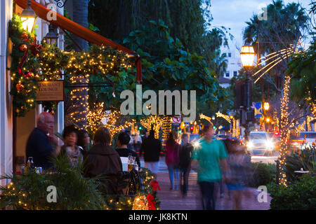 USA, California, Southern California, Santa Barbara, Cafés und Menschen auf der State Street, am Abend Stockfoto