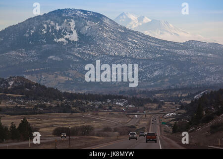 USA, California, Nordkalifornien, nördlichen Mittelgebirge, Grenada, Blick auf Mt. Shasta, Höhe 14.162 Füße von Route 5 Stockfoto
