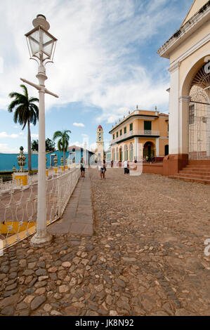 Straße mit Kopfsteinpflaster führt, dass "Antiguo Convento de San Francisco De Asis" in Trinidad Kuba Stockfoto