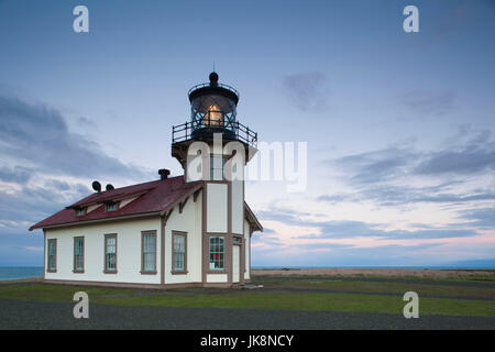 USA, California, Nordkalifornien, Nordküste, Mendocino-Bereich, Pinienwald, Point Cabrillo Lighthouse, dawn Stockfoto